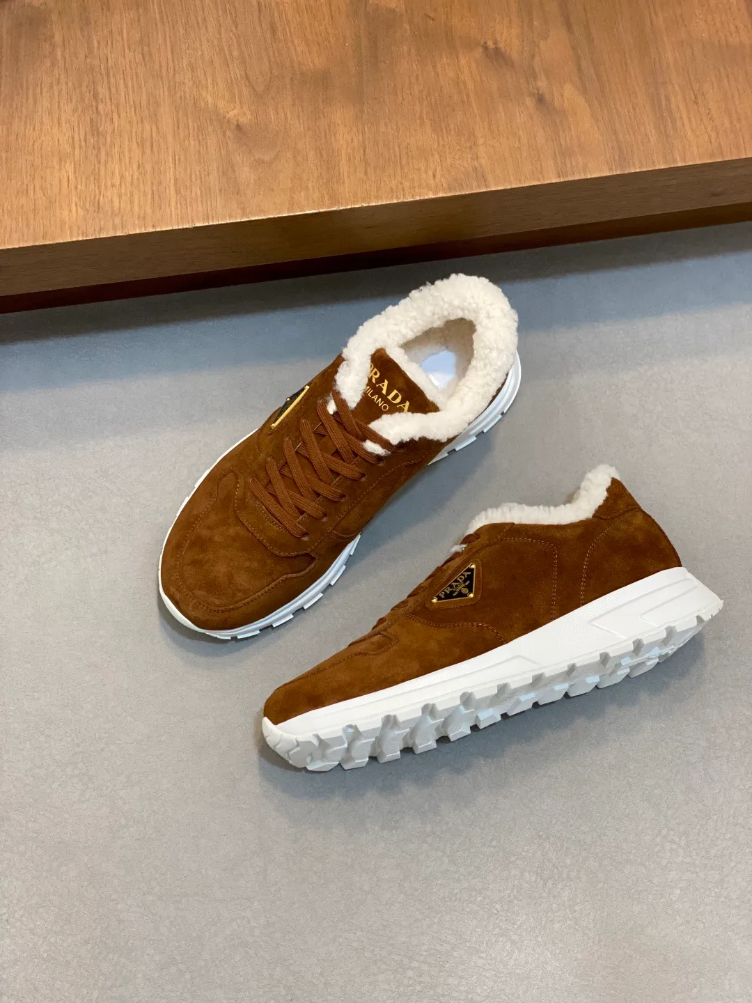 💰780 Prada/Prada Autumn and winter men's leather lace-up sneakers. Top-quality goods produced in Dongguan. Imported Nappa cowhide leather upper with raised layered design. Light and breathable, soft and comfortable. Genuine calfskin leather edging has a distinctive sporty style. The leather tongue is equipped with the classic PRADA letter red rubber label badge to fully display the brand style. The transparent air-cushion midsole is equipped with a lightweight tread rubber outsole. It is light and increased by about 4CM. The inner lining is Excellent foot feel. Comes with original packaging. 38-44 (customized at 45). Size: 39-40-41-42-43-44. Standard leather shoe size.